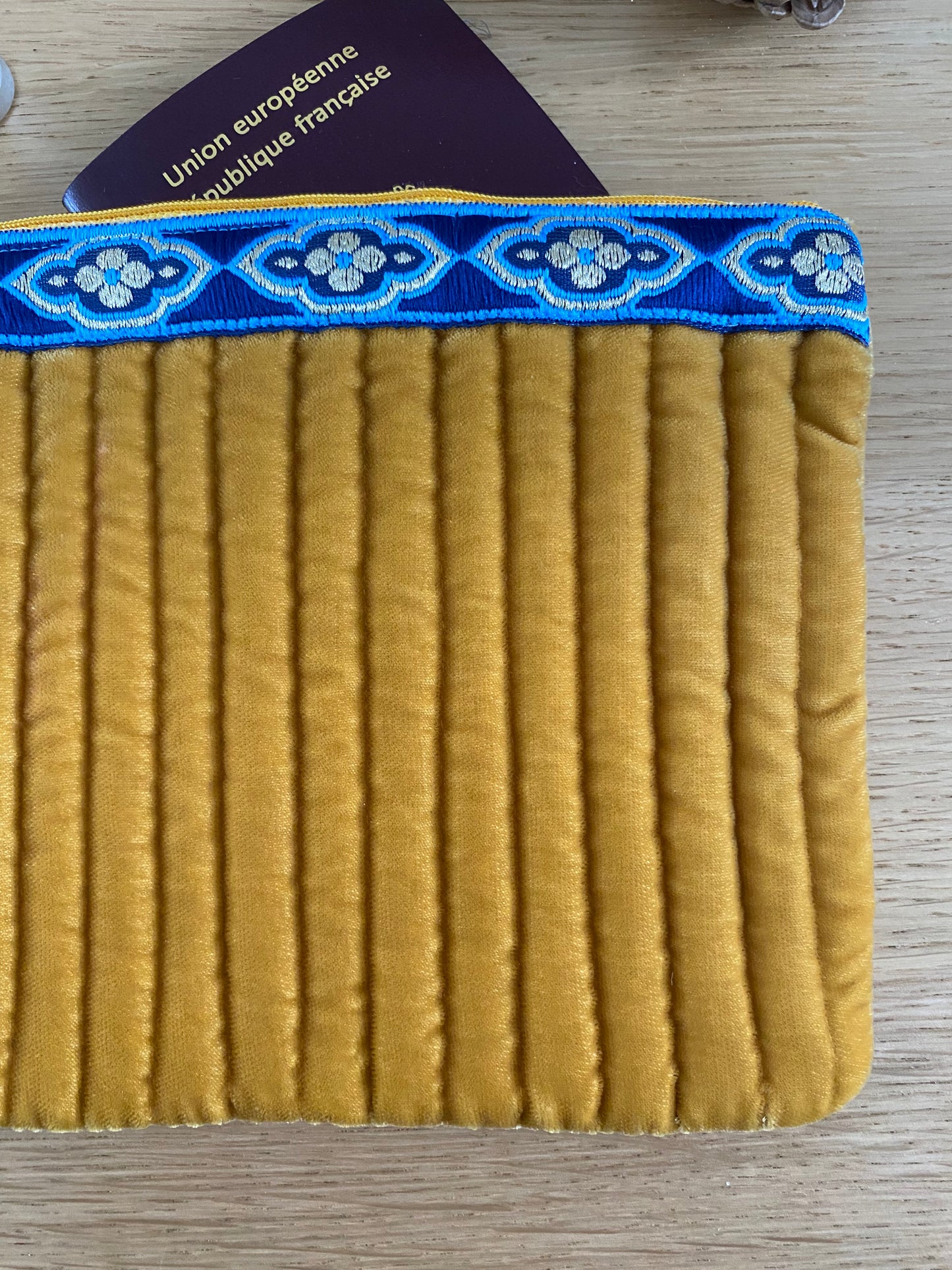 Pochette Plate Gold Velvet