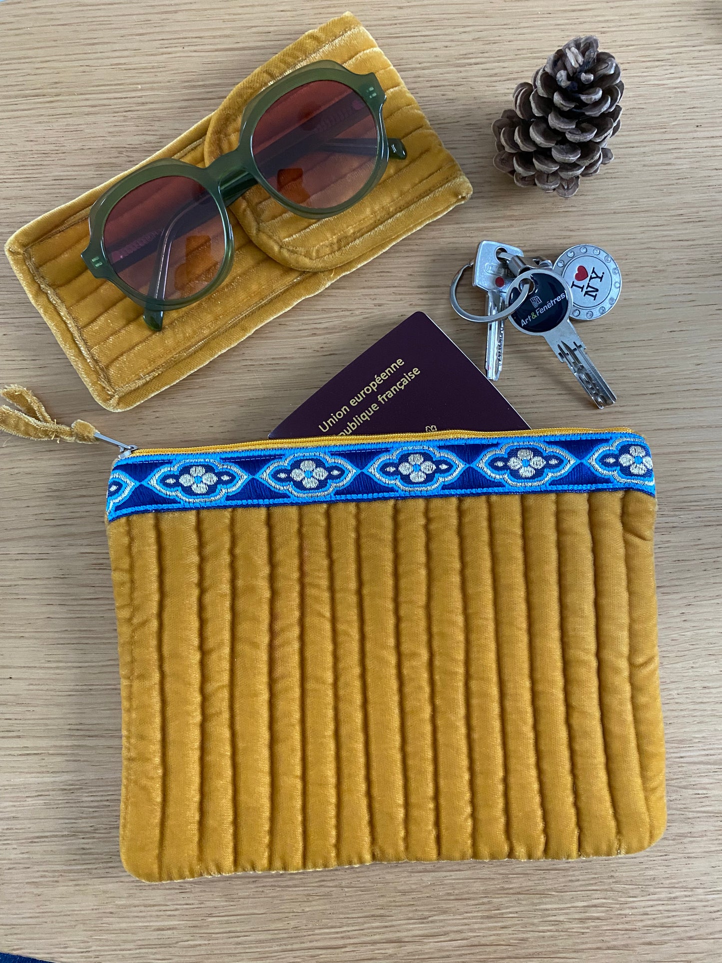 Pochette Plate Gold Velvet