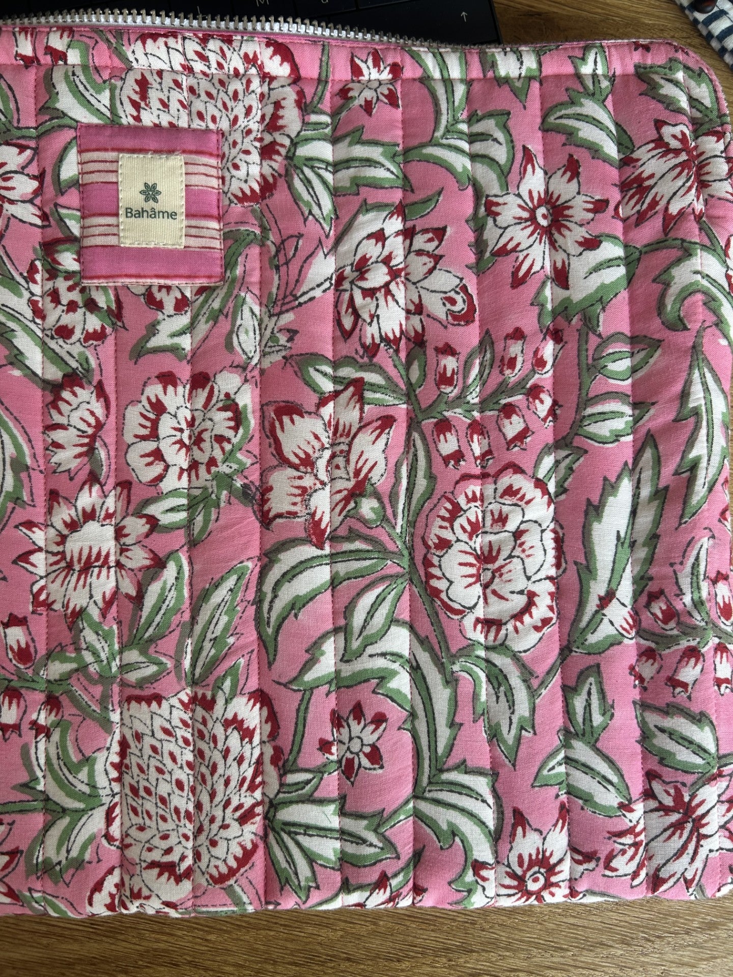 Pochette ordinateur matelassée à fleurs roses Bahâme