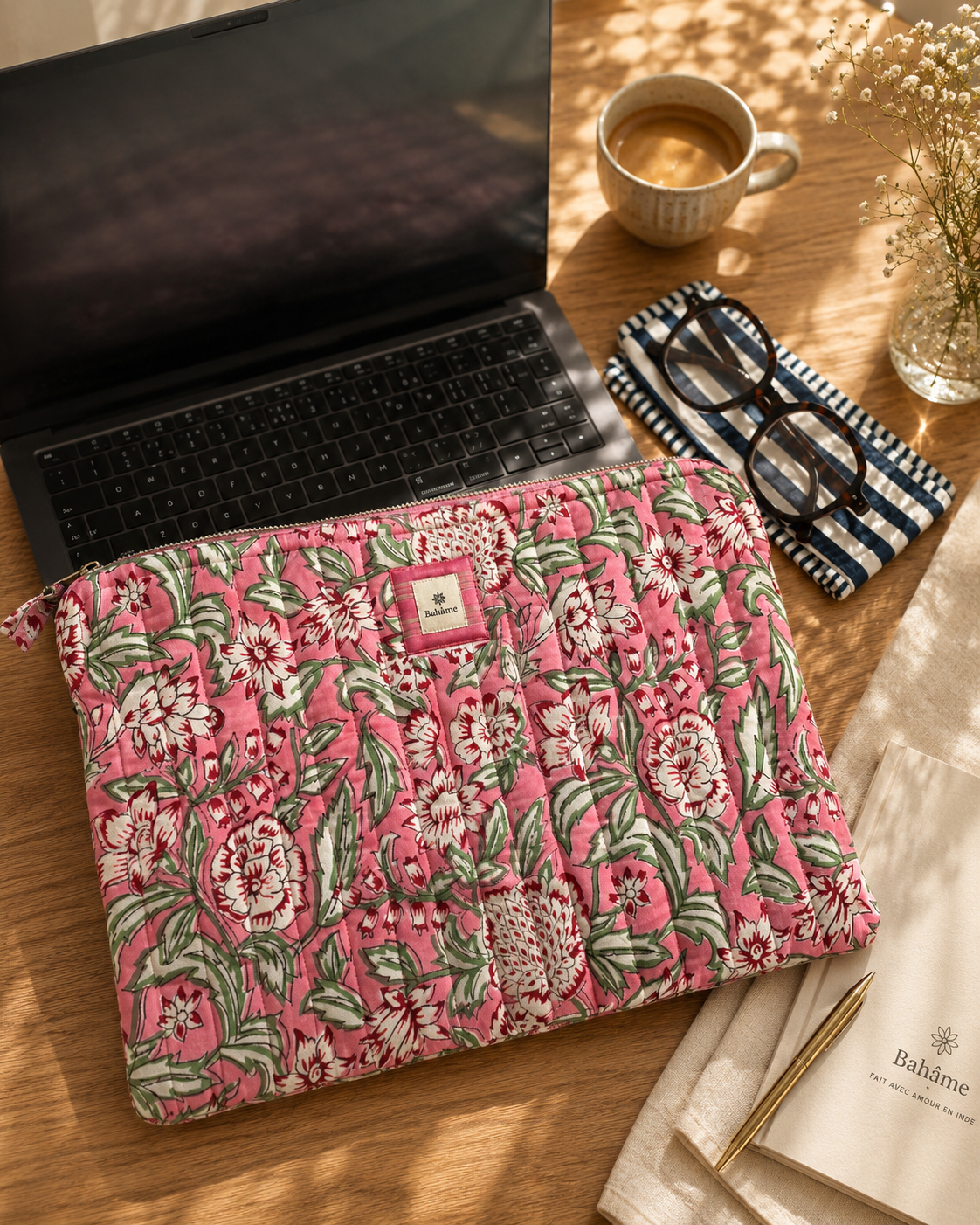 Pochette ordinateur matelassée à fleurs roses Bahâme