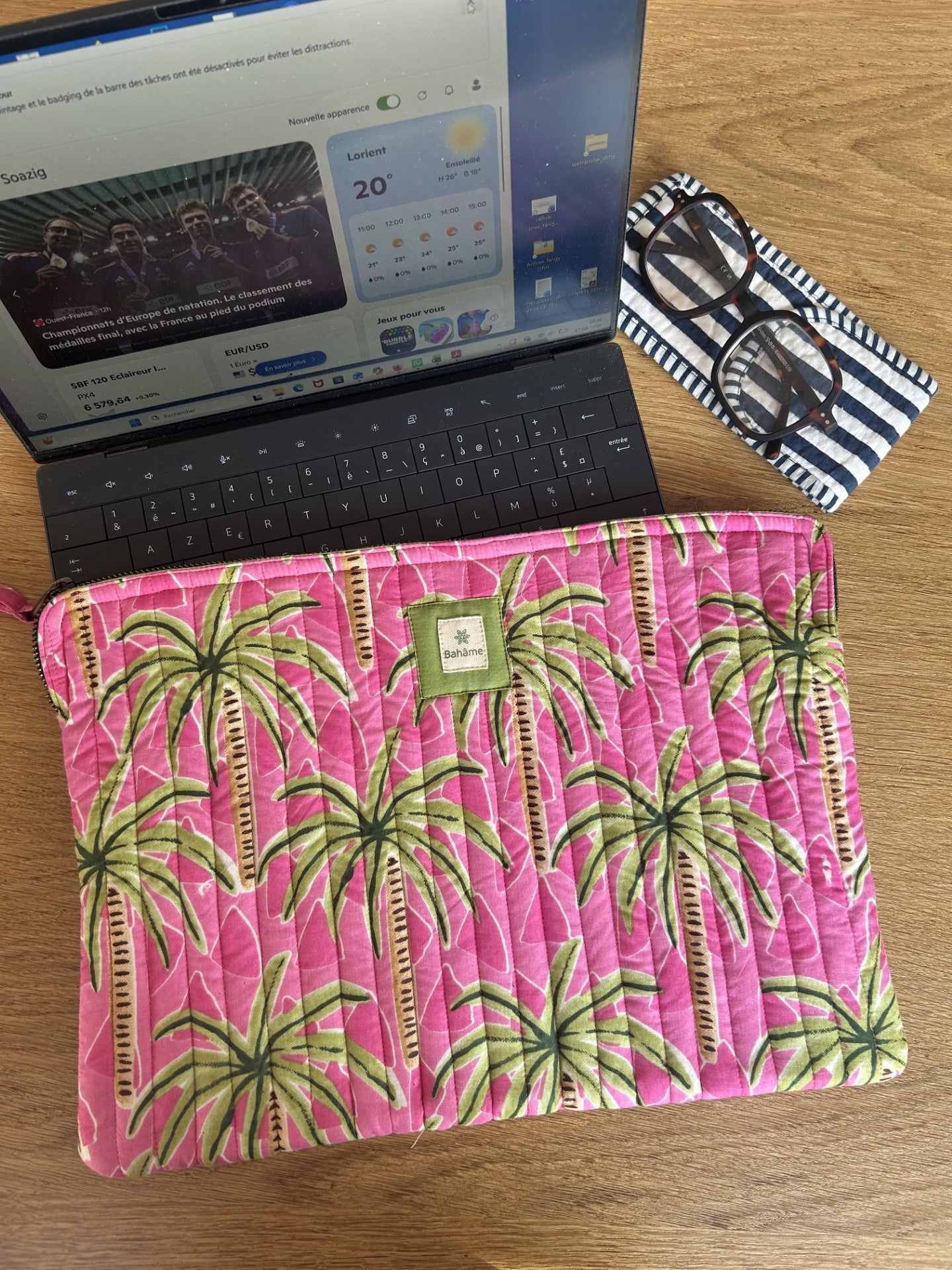 Pochette ordinateur matelassée rose motif palmiers Bahâme
