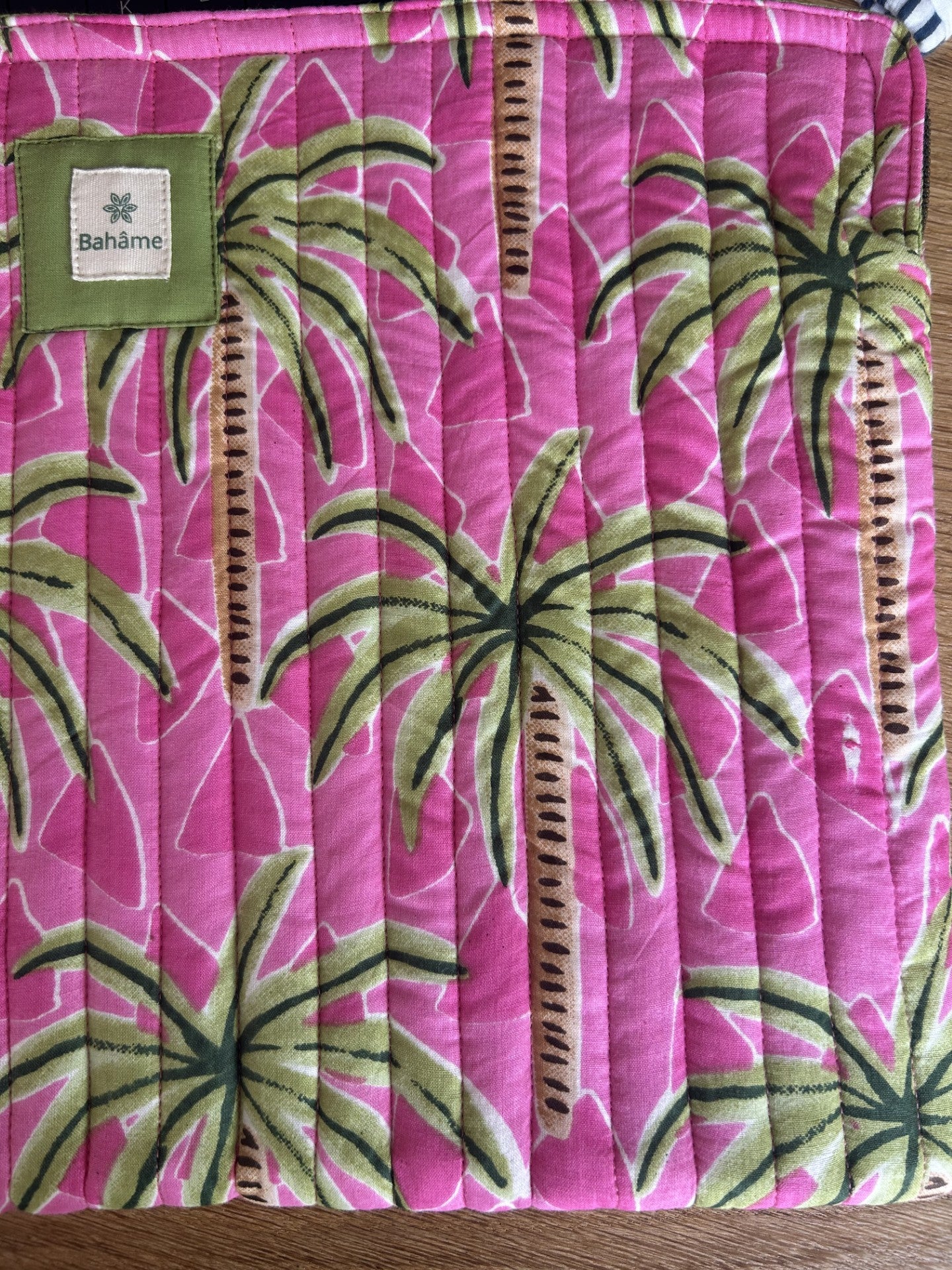 Pochette ordinateur matelassée rose motif palmiers Bahâme