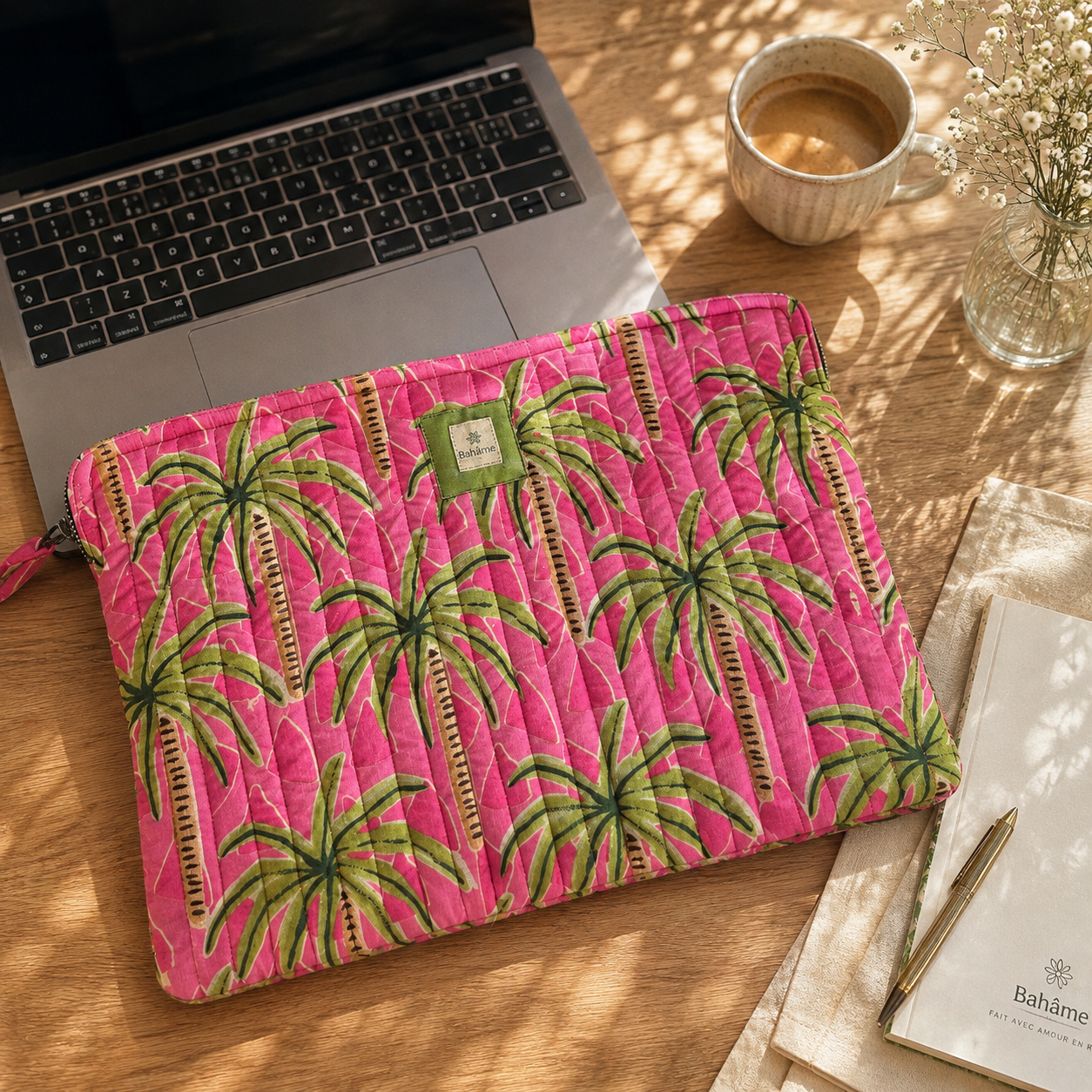Pochette ordinateur matelassée rose motif palmiers Bahâme