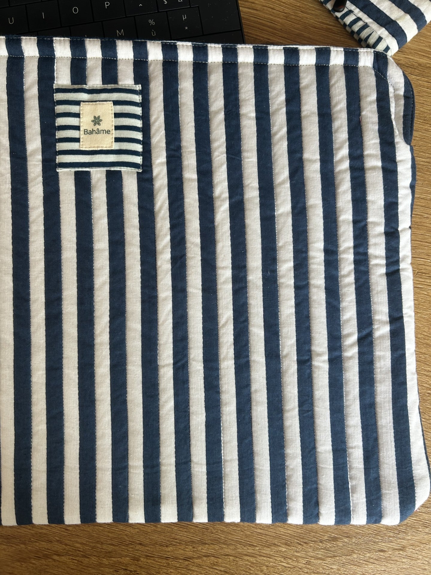Pochette ordinateur matelassée rayée bleu et blanc Bahâme