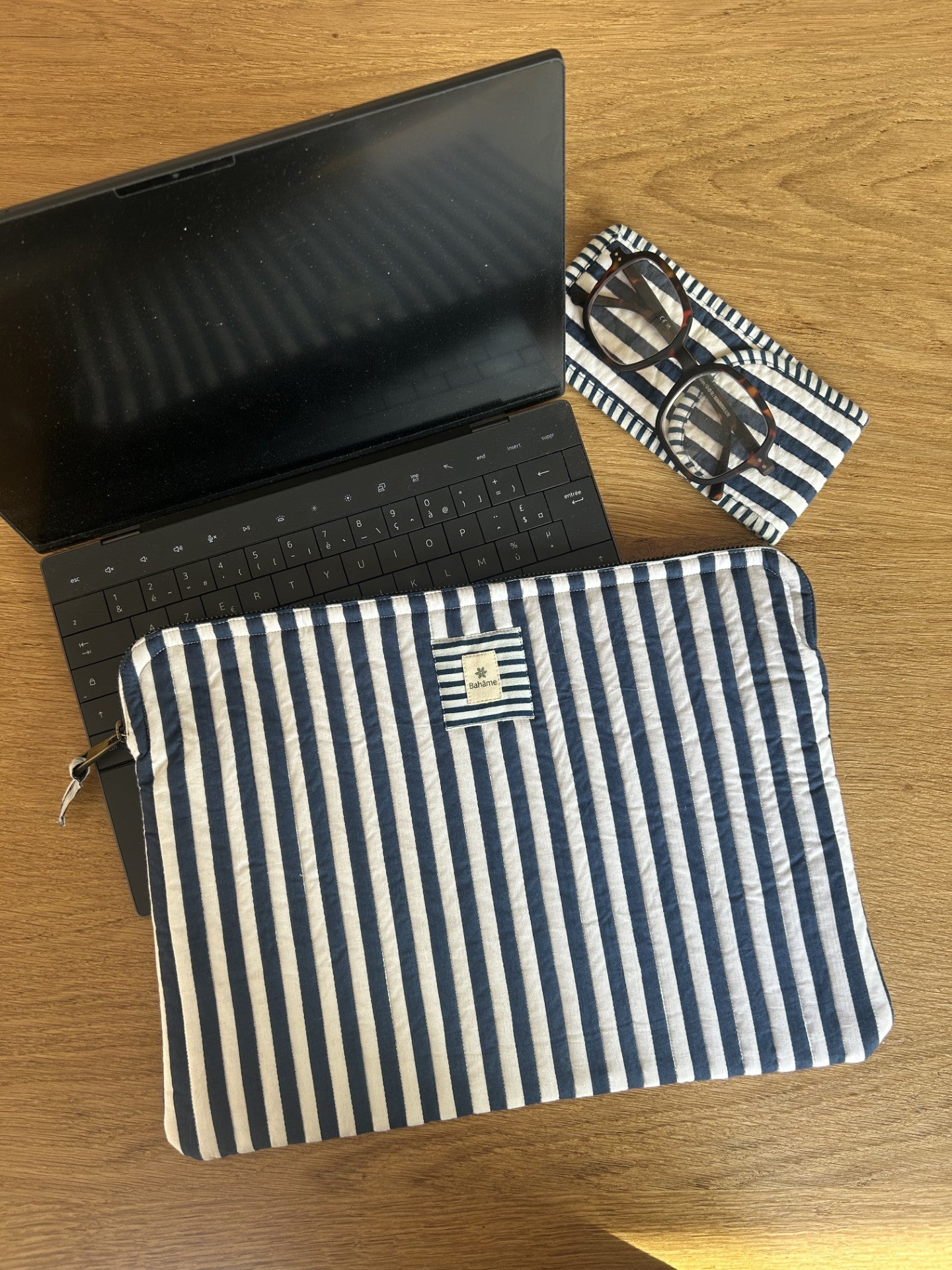 Pochette ordinateur matelassée rayée bleu et blanc Bahâme
