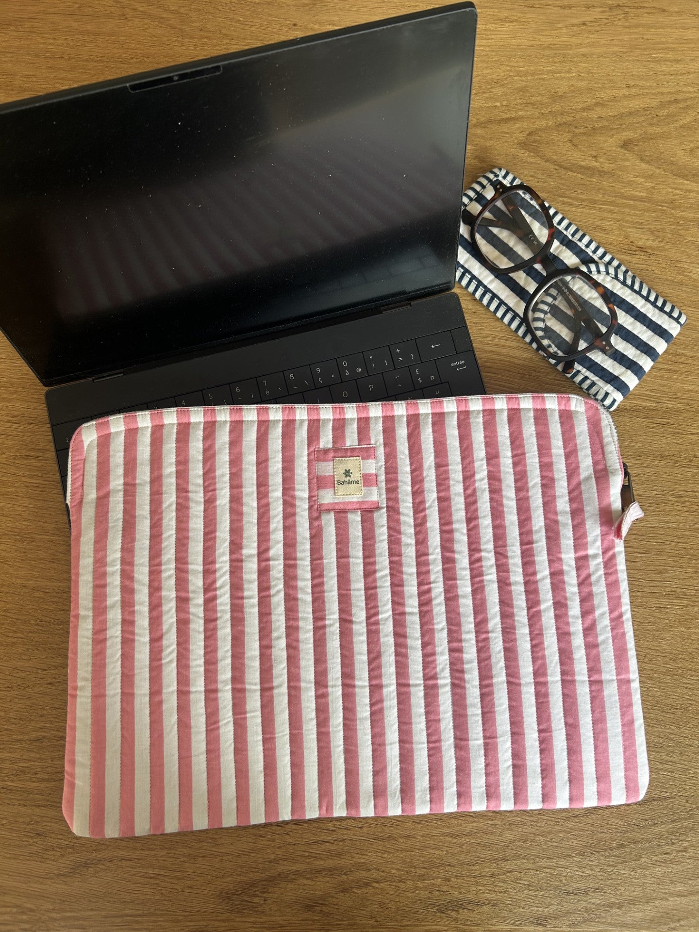 Pochette ordinateur matelassée rayée rose et blanc Bahâme